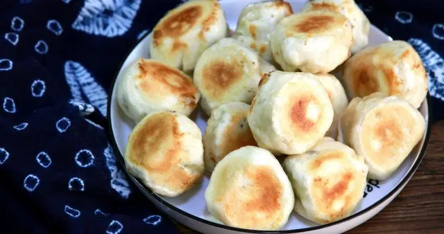 生包子用水煮,表面软嫩底部焦脆,做法简单,详细食谱分享