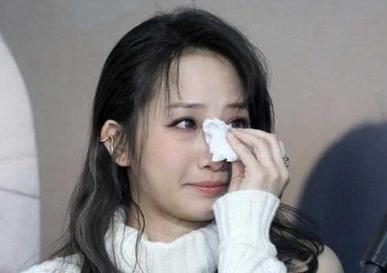 39岁女歌手神秘消失2年现身，痛哭曝隐情，曾登央视获韩红赏识