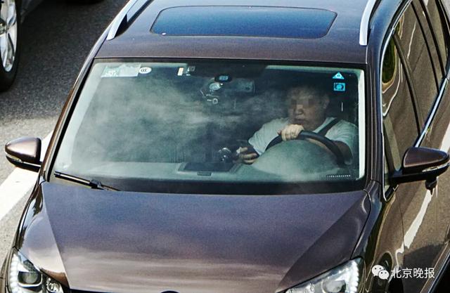 开车玩手机|开车打电话有多普遍？我们去路边看了下，真吓人！