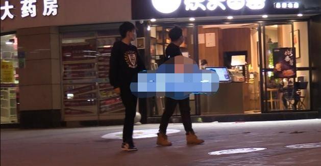 童星释小龙近照发福认不出，面馆点餐无