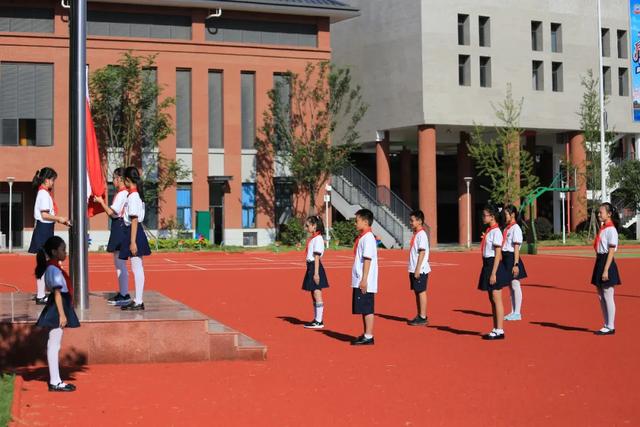 绽放的讲台——记华阳小学国旗下感恩教师节活动