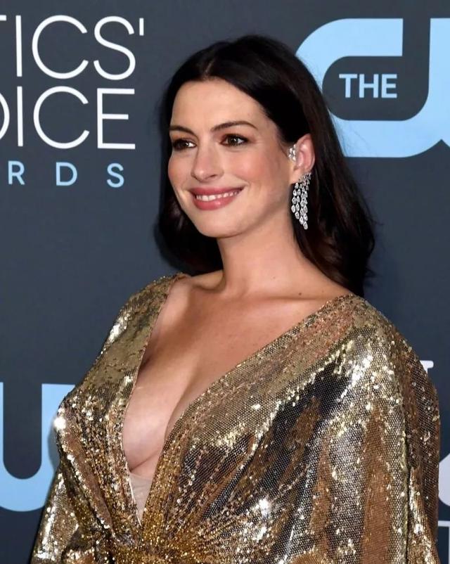 Anne Hathaway walked on the red carpet with her “Beauty Breasts Against the Sky“, and netizens called out: The breast shape is too 𝓈ℯ𝓍y