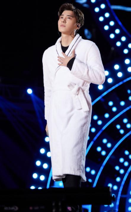 男星跨年放飞自我？李易峰穿浴袍彩排，