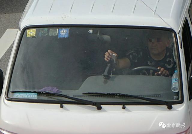 开车玩手机|开车打电话有多普遍？我们去路边看了下，真吓人！