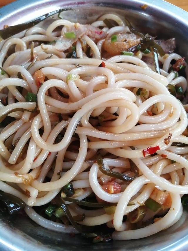 5元二两桂林米粉，还配好几种小菜，在灌阳文市镇吃早餐爽爽的