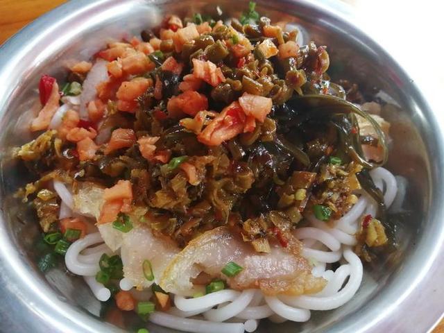 5元二两桂林米粉，还配好几种小菜，在灌阳文市镇吃早餐爽爽的