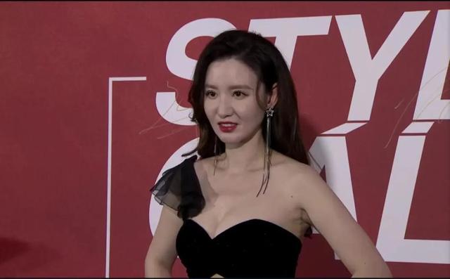 2021开年红毯：张萌险走光，郑爽扭扭捏捏