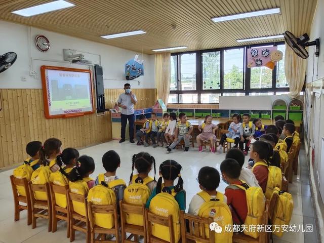 成都天府新万安幼儿园悦读工作坊开展“故事爸爸妈妈”进课堂活动