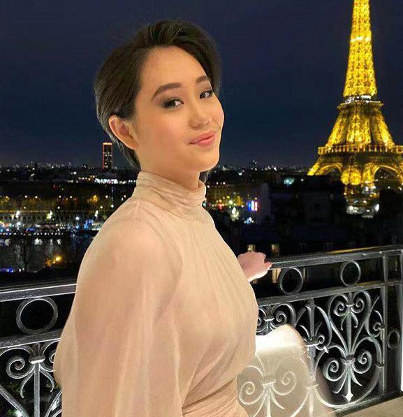 越变越美？李连杰16岁小女儿晒近照，五官越来越像其母年轻时