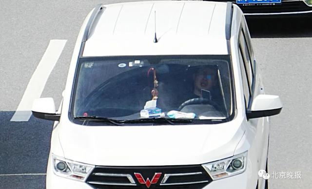 开车玩手机|开车打电话有多普遍？我们去路边看了下，真吓人！