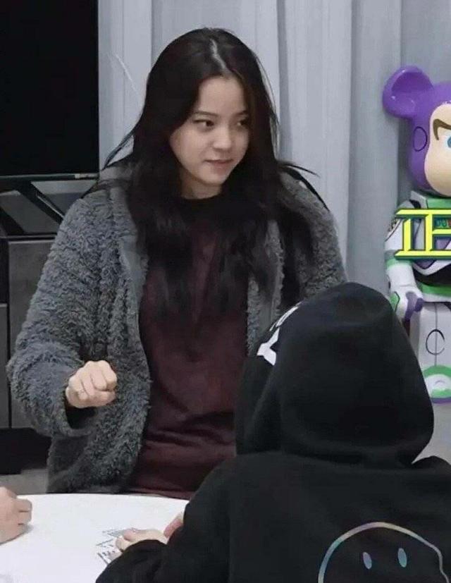 欧阳娜娜才19岁就胖成大妈！大码身材肉