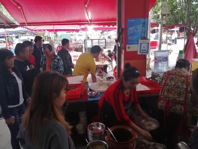 5元二两桂林米粉，还配好几种小菜，在灌阳文市镇吃早餐爽爽的