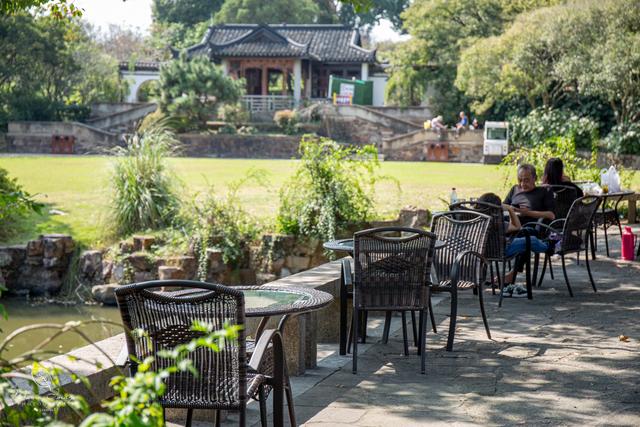 【无锡】百年梅园，无锡人对其有着深厚的情感，万株百合花丛中笑