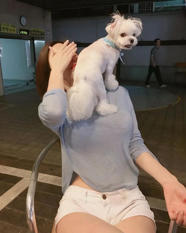 她是韩国妖精女主播，身材火辣上围傲人，绝对的宅N女妽