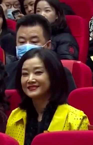 54岁民歌天后宋祖英罕现身，留妹妹头气