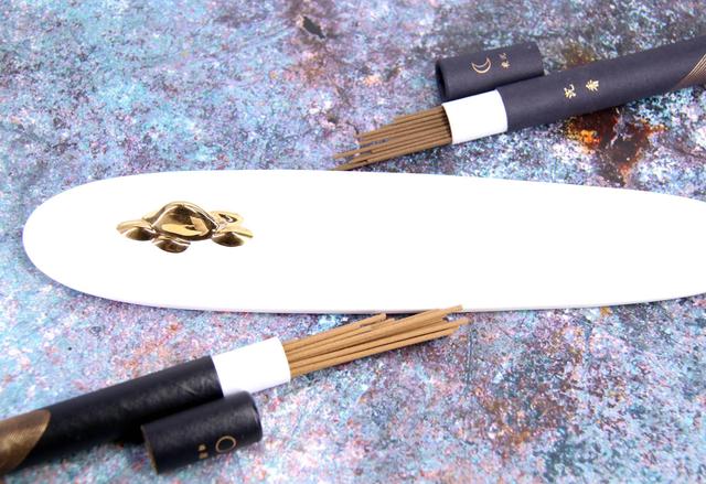 东方之美“中国白”，一缕檀香静自悟，哲选一路香插陶瓷摆件