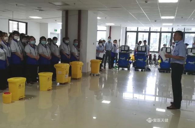 的12名员工参加决赛,复医天健福建区域负责人潘鸿烈到场指导并为参赛