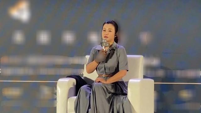 郝蕾无修图脸盘大一圈，穿宽松裤子难掩