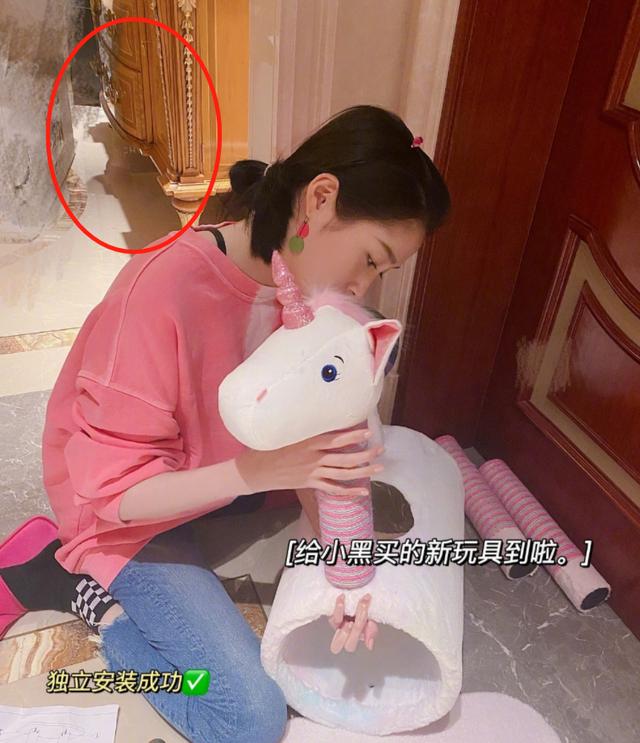 关晓彤公主豪宅意外曝光，跪地炫出一双