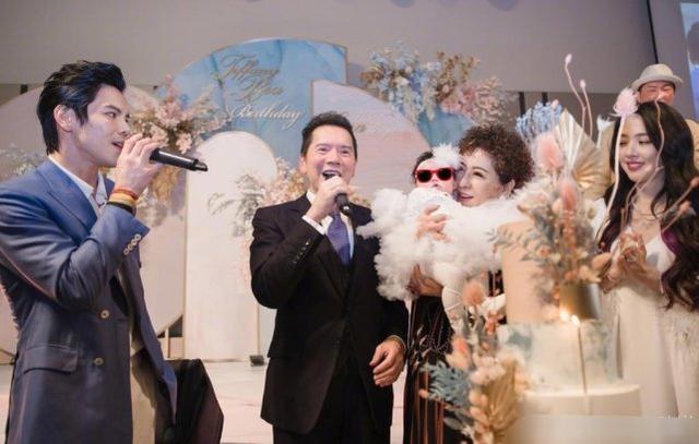郭碧婷500万造型出席女儿百日宴！光裙子