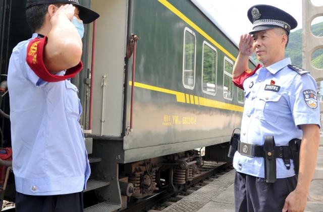 赖恒安同志|旬阳北站派出所欢送退休老民警