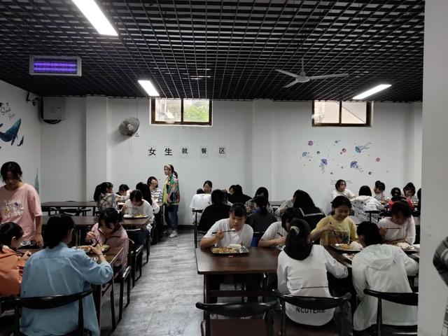 女生就餐区