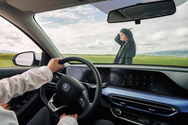 "智美进化 驾趣非凡"，逸动E-Life青海湖大show"操作"