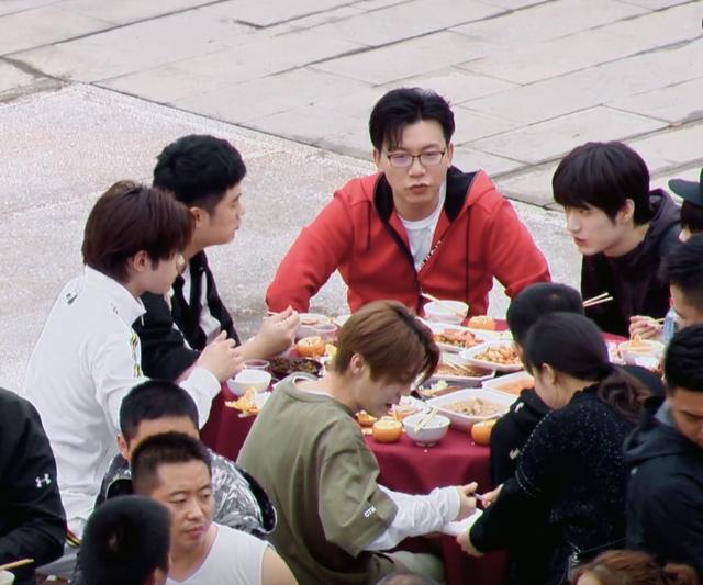 邓超鹿晗深夜带队吃火锅，镜头扫过周震
