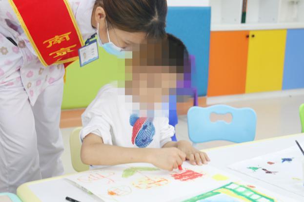 南京天佑儿童医院邀人气插画师贵图子开展中秋公益活动