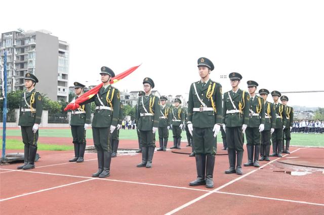 以火红青春，谱写国旗礼赞——华阳中学举行国旗班换届表彰活动