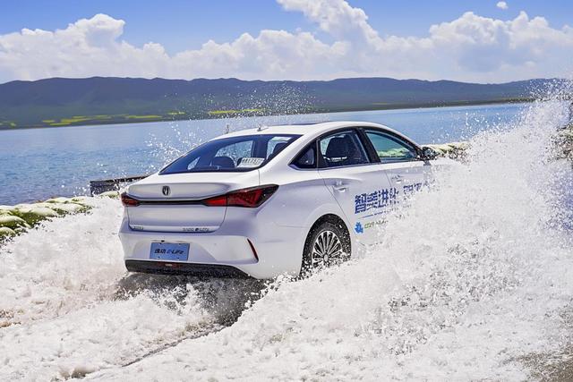 "智美进化 驾趣非凡"，逸动E-Life青海湖大show"操作"