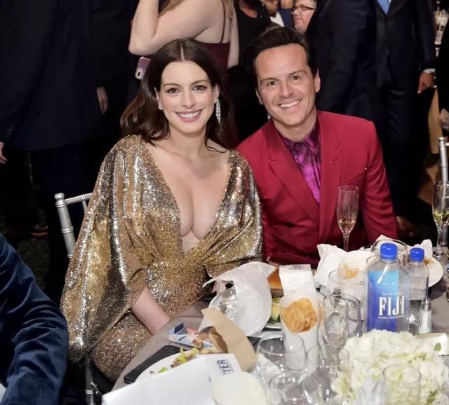 Anne Hathaway walked on the red carpet with her “Beauty Breasts Against the Sky“, and netizens called out: The breast shape is too 𝓈ℯ𝓍y