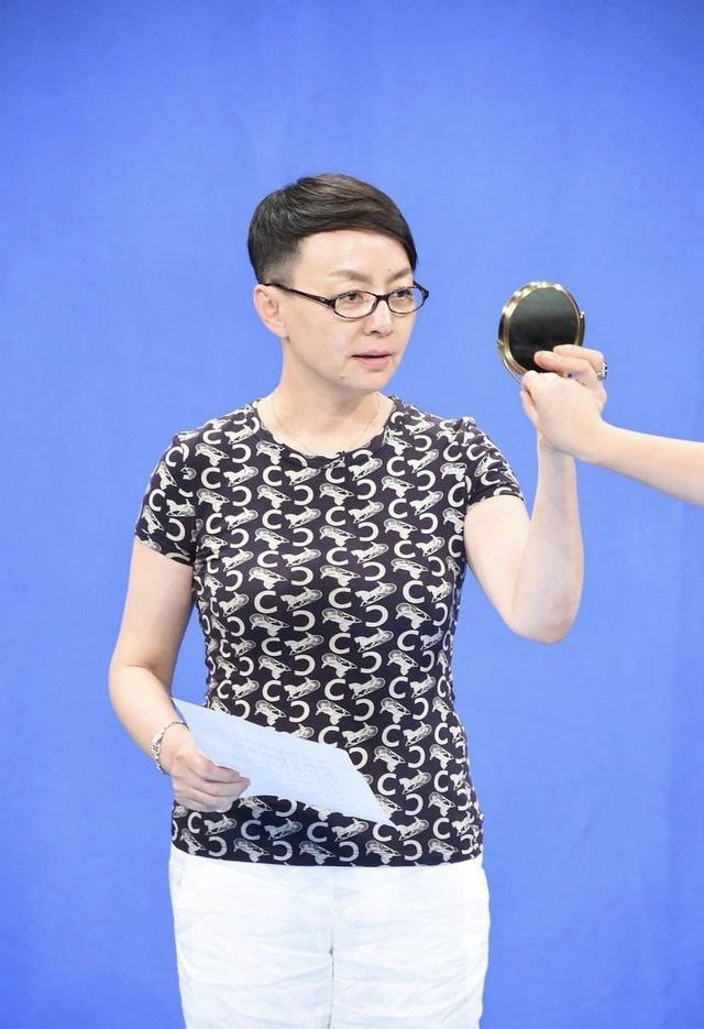 小品女王宋丹丹亮相机场 ,黑色运动外套配短裤
,哪里像59岁-第6张 小品女王宋丹丹亮相机场
,黑色运动外套配短裤,哪里像59岁-第6张