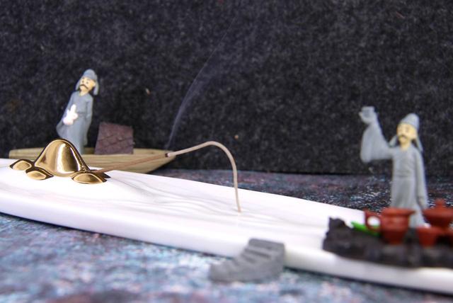 东方之美“中国白”，一缕檀香静自悟，哲选一路香插陶瓷摆件