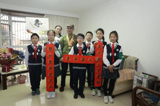 成都天府新区南湖小学重阳节寻访慰问抗美援朝老兵活动