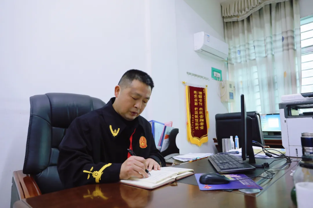 法官十余年倾心帮扶当事人家庭