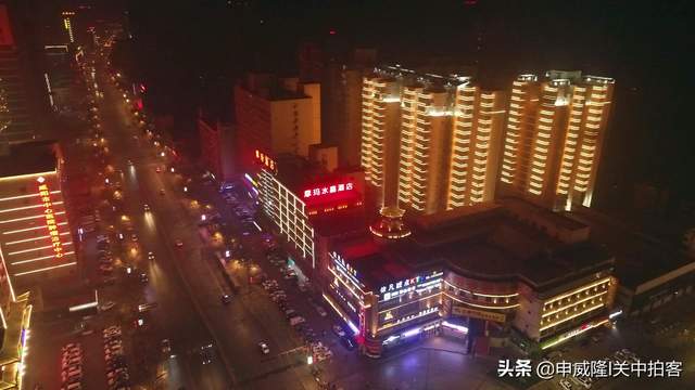 弄玉吹箫，凤凰展翅：航拍咸阳市北门口十字夜景