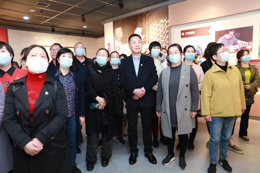沉浸体验党史、集中理论学习：湘潭市中心医院开展党史教育“二重奏”