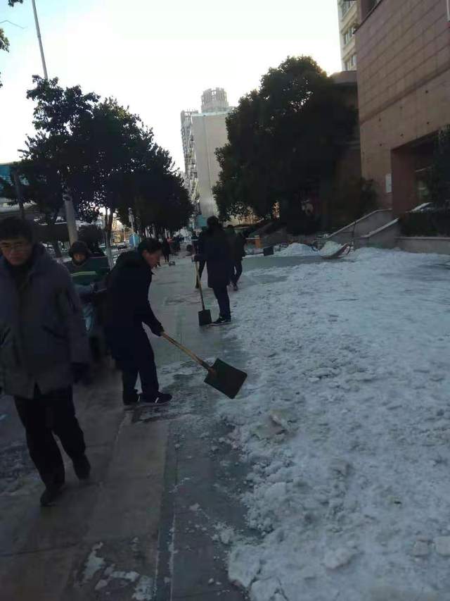 淮安市住建系统抗战极寒天气扫雪除冰掠影