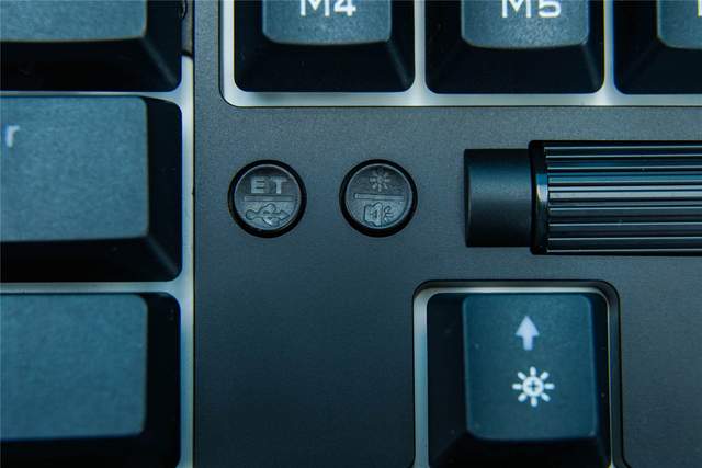 价格便宜，出门级首选。黑爵K870T蓝牙双模红轴机械键盘