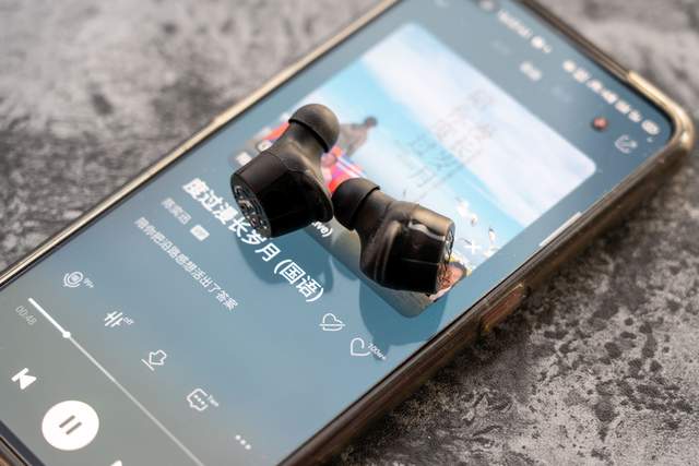 圈铁双单元设计，还支持无线充电，南卡T2真无线耳机体验