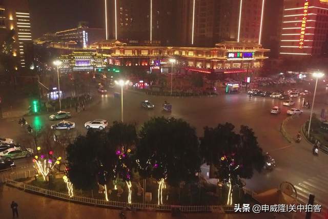 弄玉吹箫，凤凰展翅：航拍咸阳市北门口十字夜景