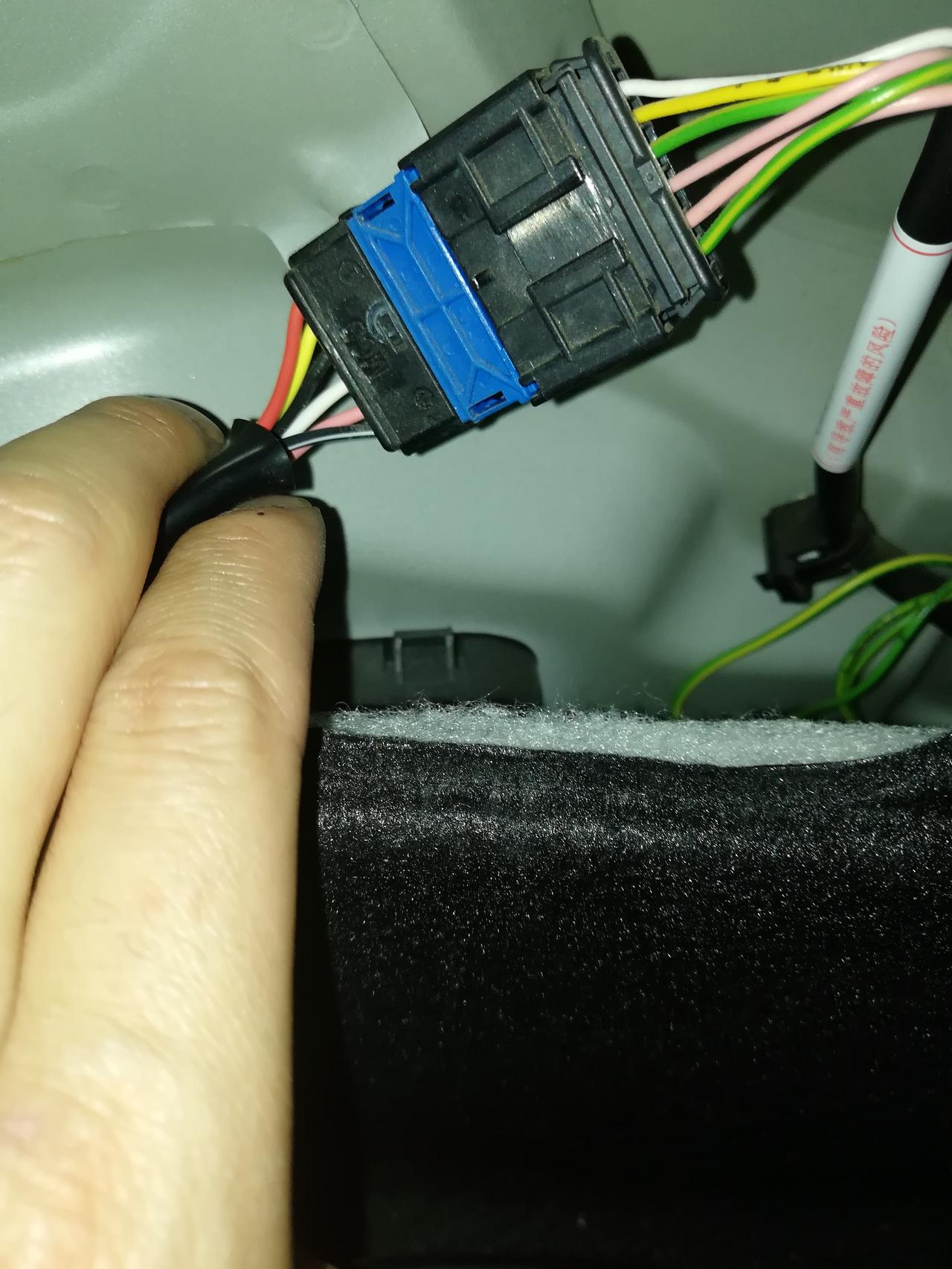 标致408麻烦问下16款408倒车灯正极线是哪根