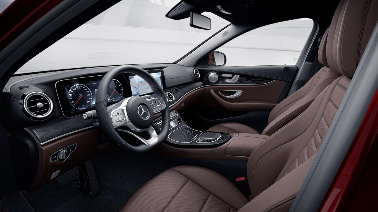 奔驰e级,2020款e300l豪华运动版中控屏幕是触摸屏吗,另外座椅是真皮