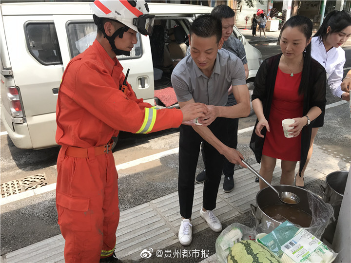 西瓜、牛奶、绿豆汤……援川贵州消防员感受到来自泸州人民的热情(图2)