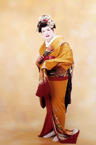 英七旬老翁变身艺伎成为全球首位变性艺伎据英国媒体报道,英国一名70