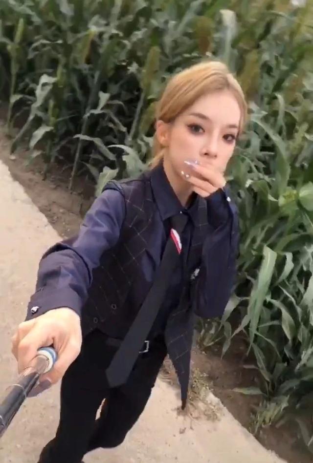 抖音超火“脚艺人”让美女秒变精神小妹，杀马特要复兴了？
