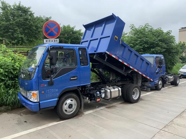 總結:前置式液壓頂在車身軸距,車廂長度不長的城市渣土車中很受