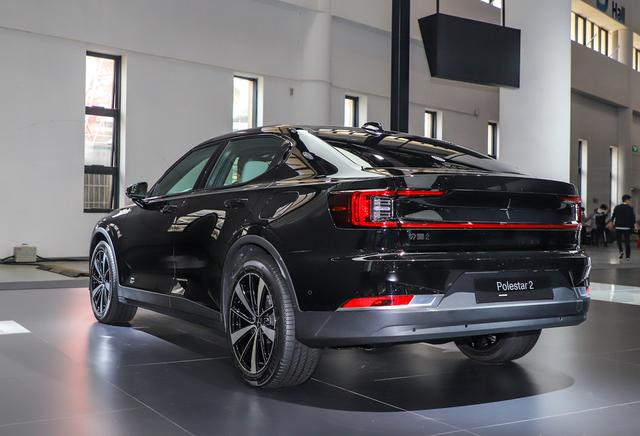 Polestar2极星起点较高，车身设计精简干练