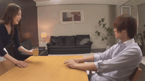 美女会动的内涵GIF图片 ​水岛津实粉衣电梯女